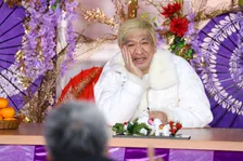 松本人志、2026年初の生出演・新年あいさつ＆巨大垂れ幕　さらに“ビッグゲスト”3人登場　『DOWNTOWN+』生配信