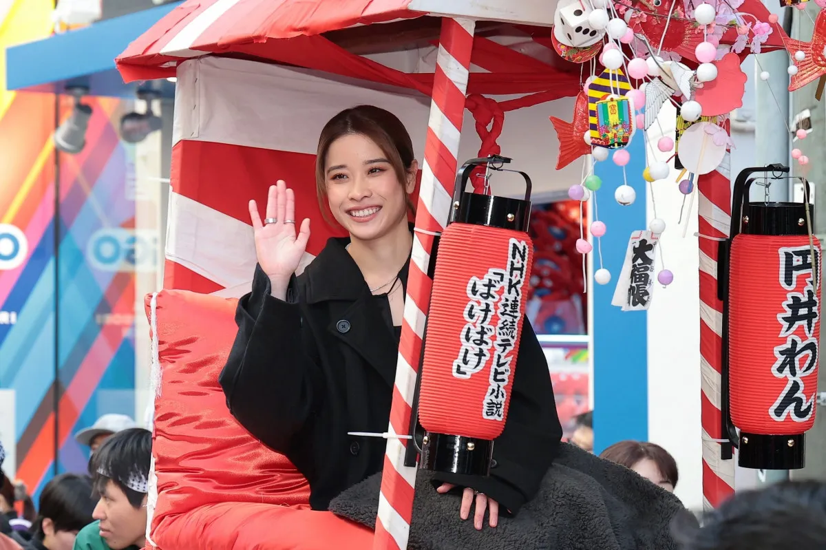 『ばけばけ』野津サワ役・円井わん、大阪の新春行事・十日戎の「宝恵駕行列」に初参加　沿道からの声かけに「テレビってすごいんだな」