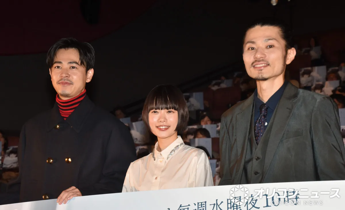 成田凌、番組の看板持ってフォトセッションに登場　神フォローで“時短”