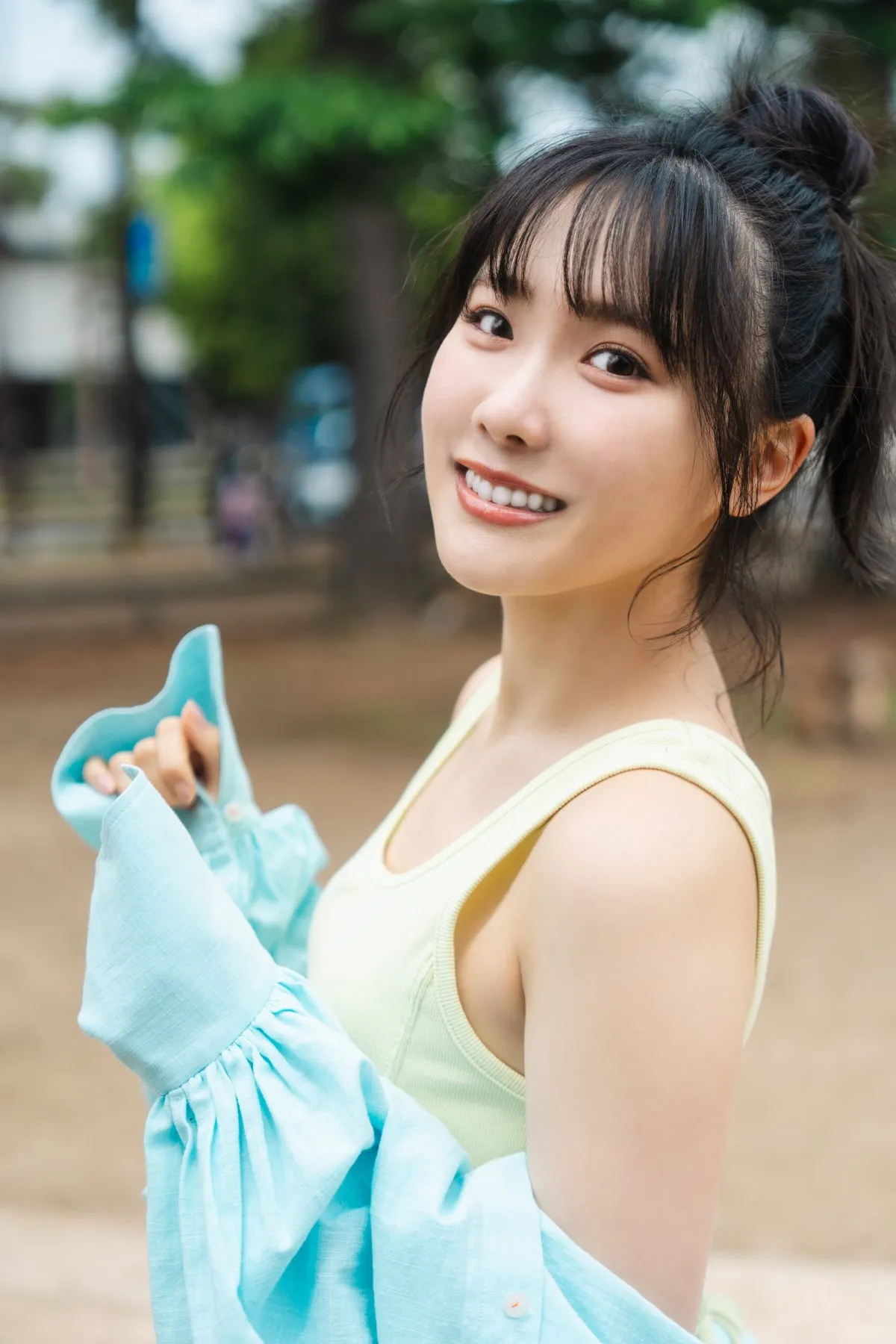 声優・坂倉花、制服や浴衣など初の写真集カット解禁「高校生時代、制限の多い世の中で」