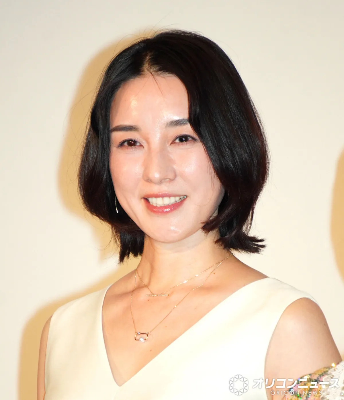 伊藤歩、結婚後初公の場に純白ワンピースで登場　“モンスターペアレント”演じた葛藤明かす