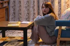 第1話では大胆なベッドシーン…　内田理央“千春”、貯金がつきて勤め先の主任に…『略奪奪婚』【第2話あらすじ】