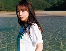 与田祐希、開放感あふれるグラビア披露　『マガジン』表紙＆巻頭に登場