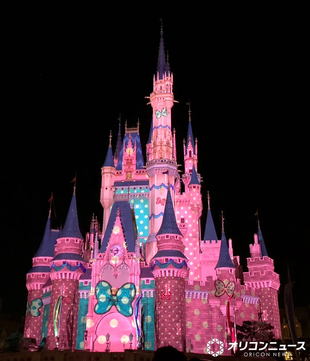 シンデレラ城がミニーに染まる！　TDL『ミニー×パルパル』で特別演出「ファンダーナイト」実施