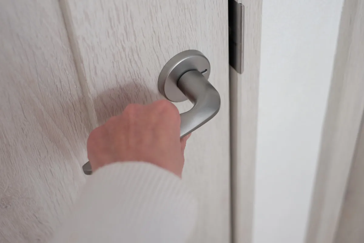 「ドアノブが怖い」「セーターに手が伸びない」乾燥シーズンの“バチッ”ストレスを減らす静電気対策5選