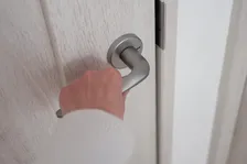 「ドアノブが怖い」「セーターに手が伸びない」乾燥シーズンの“バチッ”ストレスを減らす静電気対策5選