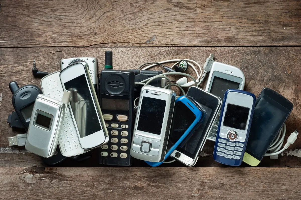 NTTドコモ「あの頃、クラスの誰かが必ず持ってた」　“懐かし”の投稿が話題「持ってた」「使いやすかった」「今も実家にあります」　コメント欄も“思い出の機種”で沸く