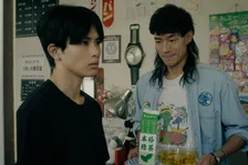 依頼料は300万円…　中島歩“日暮”、草川拓弥“月白”の下で働くことに『俺たちバッドバーバーズ』第2話【あらすじ】