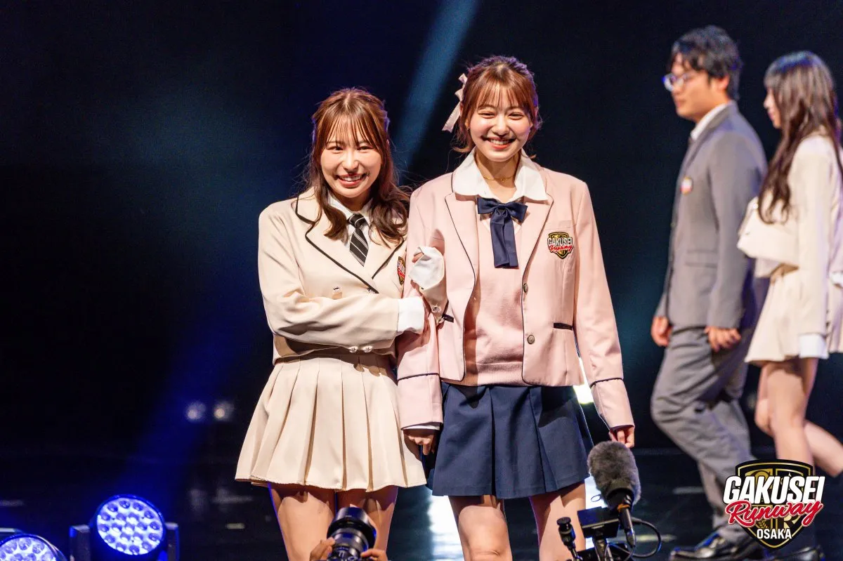 平井こと×高橋かの、ミニ丈制服×ルーズソックスでランウェイ　「熊田曜子二世」の平井は“熊田愛”語る