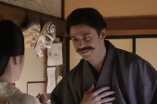 『ばけばけ』パーティーの様子が新聞で連載され…　第77回場面カット