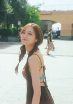 乃木坂46梅澤美波、水着×ワンピのビーチコーデ　本人リクエストのおさげヘアも公開