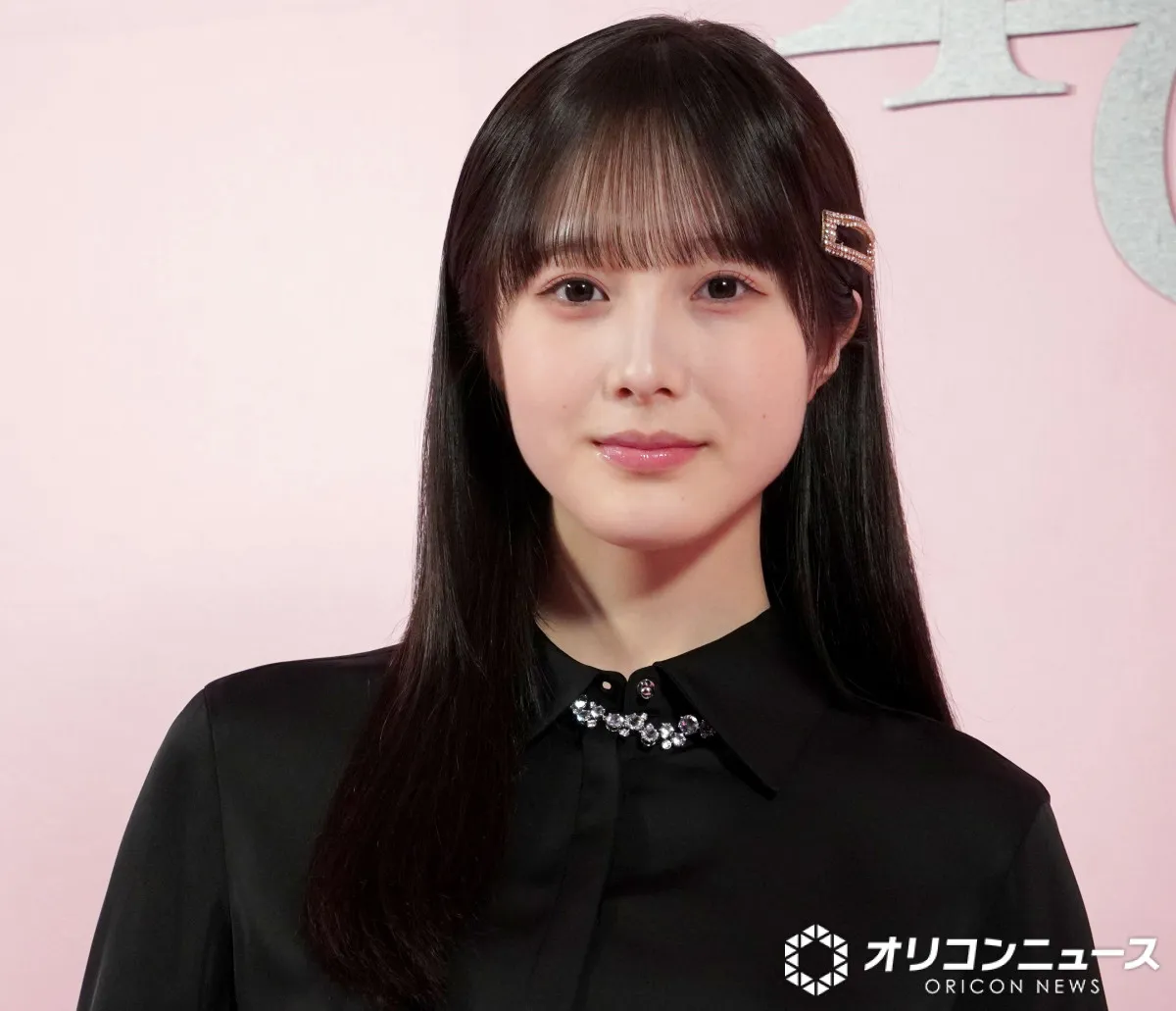 本田紗来、大人シックなルックを披露　リップも「ウルウル」に