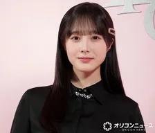 本田紗来、大人シックなルックを披露　リップも「ウルウル」に