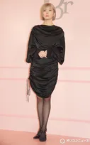櫻坂46・藤吉夏鈴、金髪映える黒ワンピ姿で登場　潤んだ唇で大人っぽさも