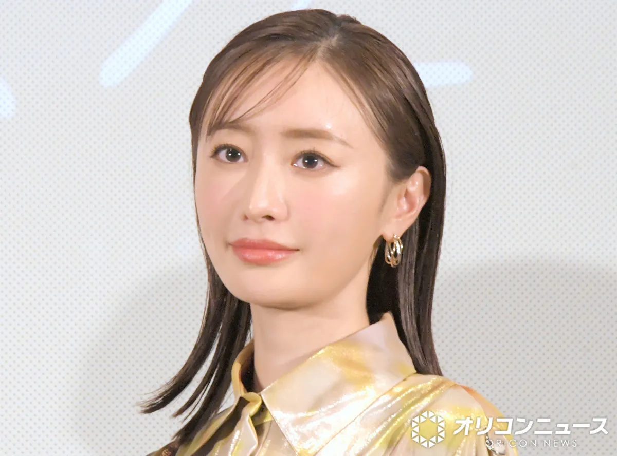 松本まりか、“夫”と万歳ショット　SNS反響「吉岡家めちゃくちゃ可愛くて癒されます～！」　『元科捜研の主婦』で横山裕と共演