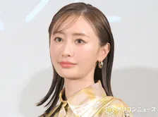 松本まりか、“夫”と万歳ショット　SNS反響「吉岡家めちゃくちゃ可愛くて癒されます～！」「早くもメロメロになってます…！」