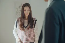 宮本茉由“菜穂”、夫のスーツから見知らぬピアスが…　『この愛は間違いですか』第3話【あらすじ】