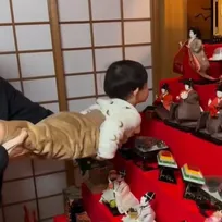 立派なひな壇に触れないように…予想外の体勢で観察する息子に釘付け「テレビ局とかのカメラやん」「人形目線おもろいだろうな（笑）」