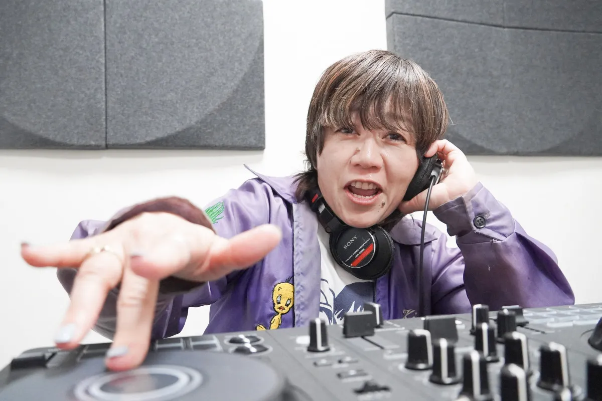 野口みずき、印象ガラリ→“DJみずき”に大変身　『大阪国際女子マラソン』CM前の選曲担当でヒップホップ愛さく裂