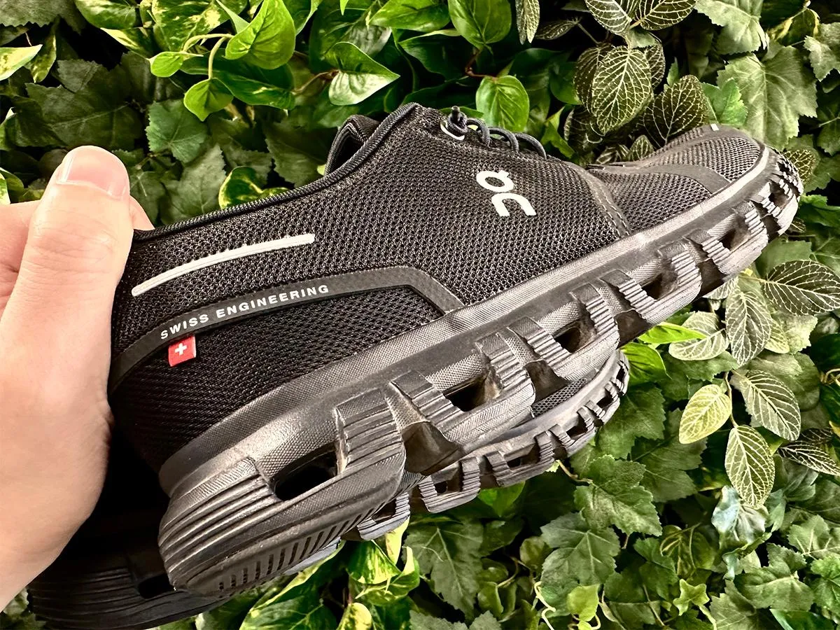 「この穴ってなんなの？」「履いたらぜんぜん疲れない」　朝から晩まで足が痛くならない『On - オン』の快適スニーカーが手放せない相棒になった