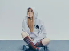 西野カナ、新曲「君のせい」新ビジュアル公開　ブロンドヘア×パーカーの新鮮なショットに