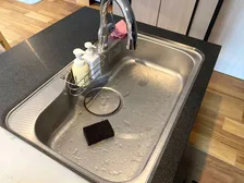 「山崎実業ってすご！」「天才か？」水切りネットホルダー付き排水口カバーが「便利すぎる」