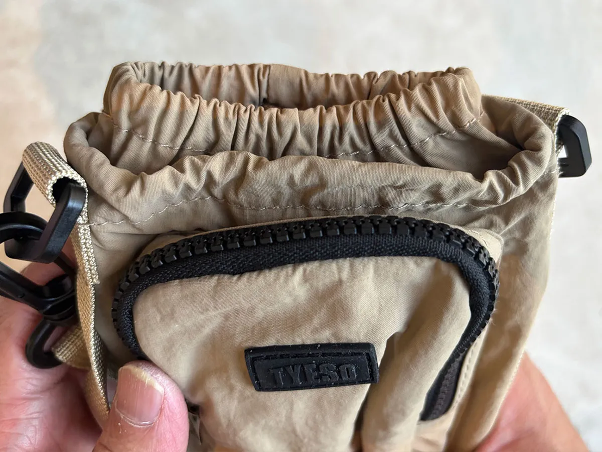 バッグもリュックも大きすぎ…ちょっとした外出時、どうすれば？　スマホも入るボトルホルダーが「これだけでいい」「手ぶらで最高」