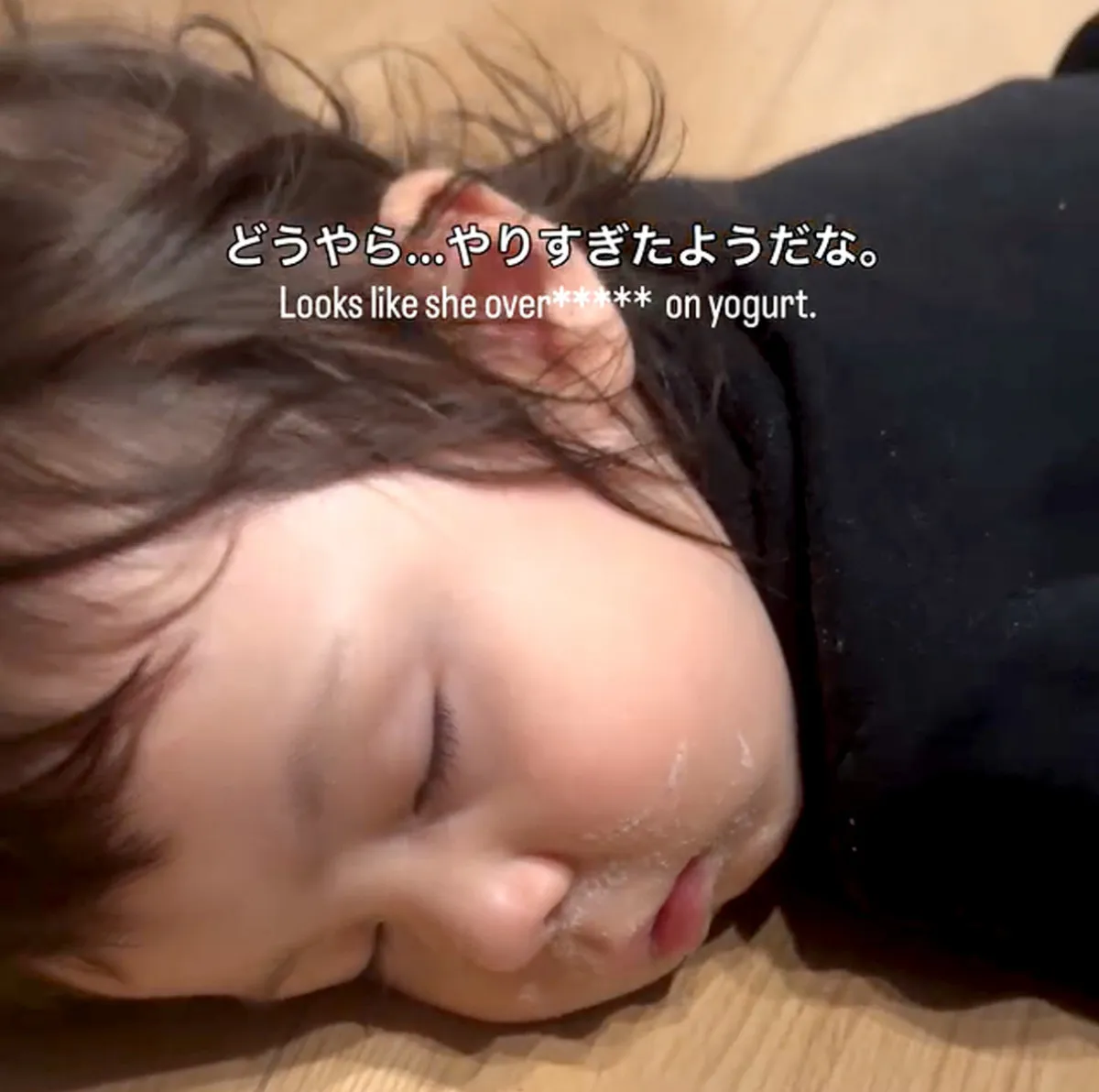 大好きな食べ物を手に…キッチンで寝落ちする1歳ハーフ女児の姿に120万回再生「電池切れや」「可愛い事件ですね」