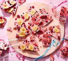 華やかなピンク色がインパクト大　簡単“バレンタインチョコ”のアレンジレシピをロッテが紹介　トッピングで存在感アップ