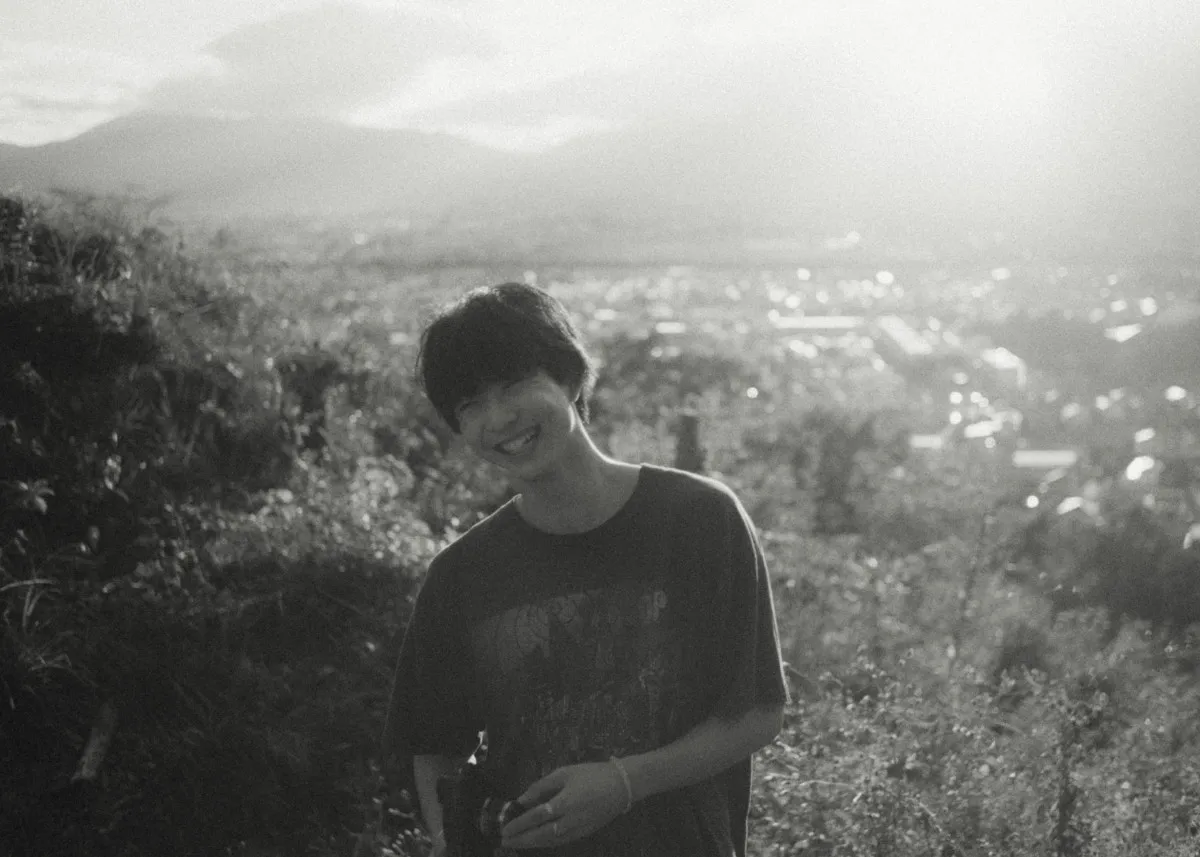 鈴木仁が写真展『zjine展』開催　“撮る側と撮られる側”2つの視点で構成　友人・見上愛らの写真も