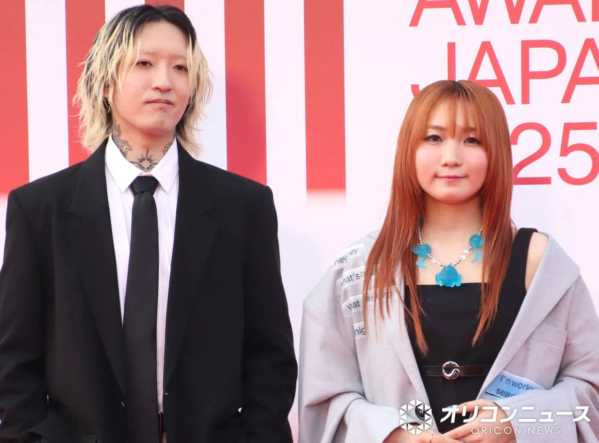 YOASOBI「風くんとばったり」　藤井風と“おそろいポーズ”の3ショットにファン歓喜「なんてすてきなショット」「日本を代表する2つのアーティストが1つの画面に」