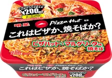 「これはピザか、焼そばか？」ピザハット×明星食品“異色の初コラボ”