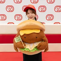 「ドムドムハンバーガー」くじ、第2弾が登場中　商品化してほしい第1位『丸ごと!!カニバーガー』が40センチのぬいぐるみに