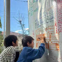 “かけ算”を2歳でマスター？　雷の落下位置を計算、世界経済まで突き詰める…驚異の探求力を持つ兄弟に母「ただただリスペクト」