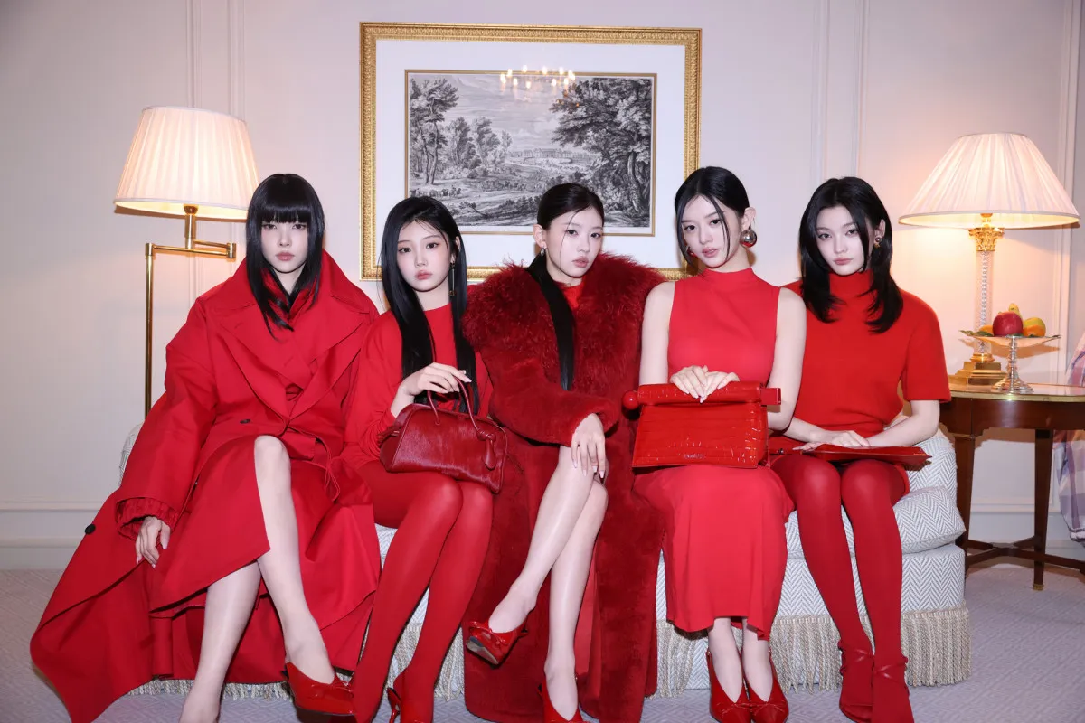ILLIT、メンバー全員でパリ・ファッションショー出席　エレガントな“赤”着こなす