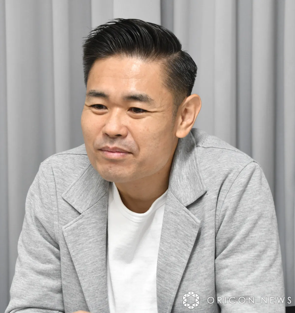「もう白髪は染めない」53歳・品川祐、“グレーヘア”披露に反響「似合います」「シブくて素敵です」