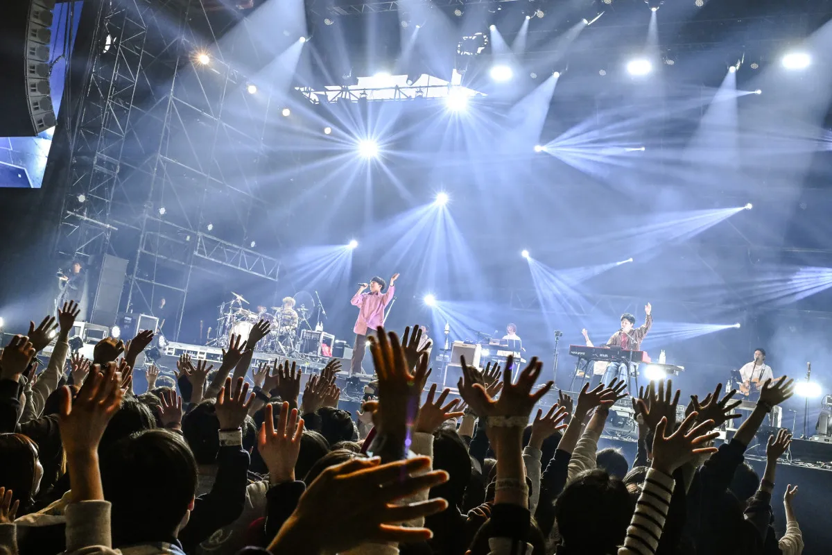 【福フェス】sumika、キャッチーでリズミカルなパフォーマンスを披露