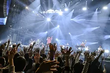 【福フェス】sumika、キャッチーでリズミカルなパフォーマンスを披露