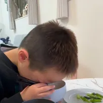 ごはんが美味しすぎて号泣の6歳少年　大人も圧倒「この感情は経験したことない」「前世の記憶かな」