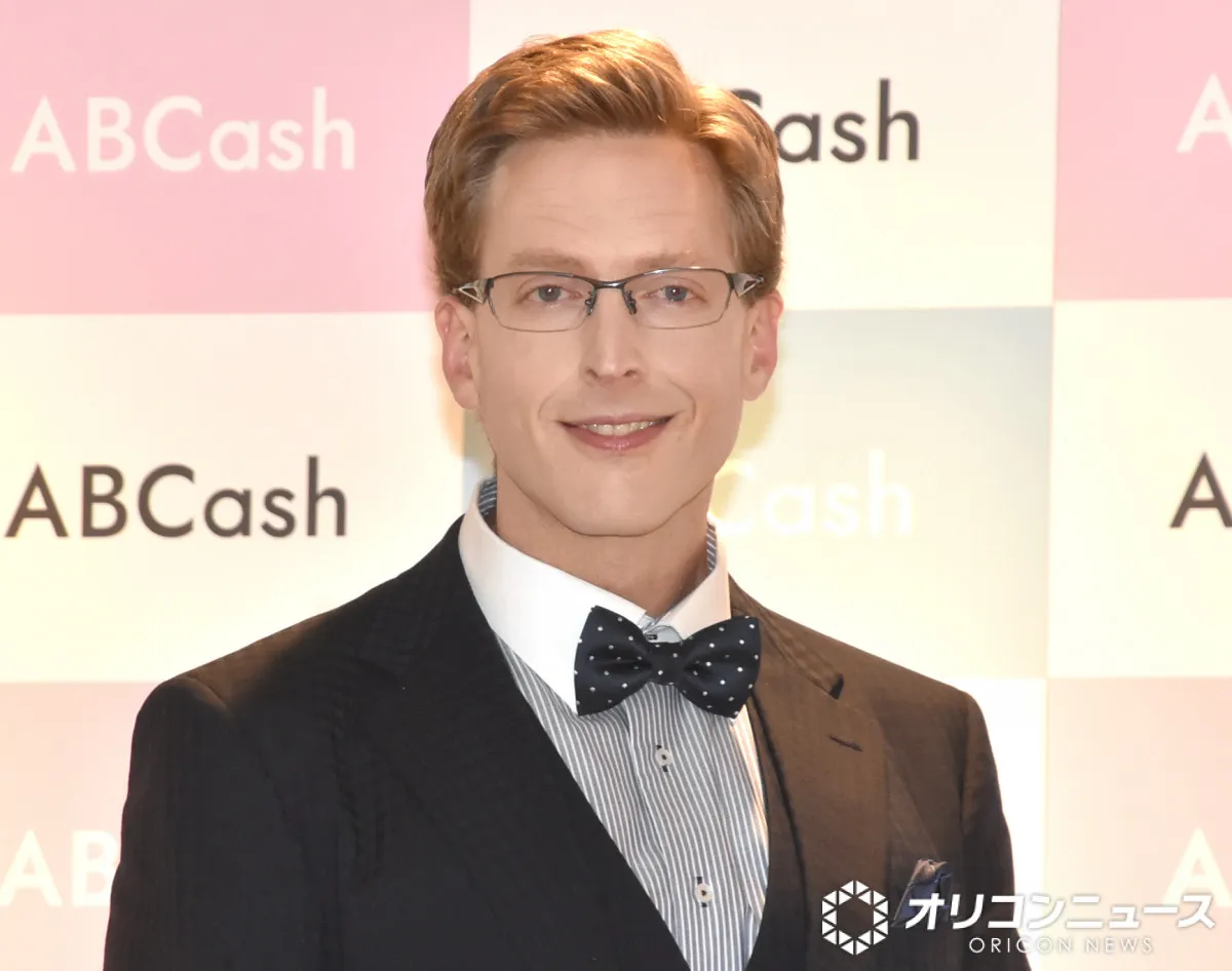 厚切りジェイソン、メガネを取ってテレ東ドラマにしれっと登場「厚切りジェイソンさんだったのか！」「メガネ取ったらマジでイケメン過ぎやろ」と反響