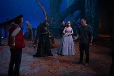 『ウィキッド 永遠の約束』シンシア×アリアナ「フォー・グッド」監督の自宅で歌合せをする貴重映像