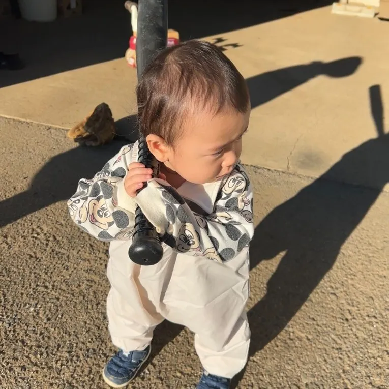 誰にも教わっていないはずなのに…1歳3ヵ月で初めてバットを握った瞬間の"構え"がプロ級「前世は野球人かな？」「スイッチヒッターですね」