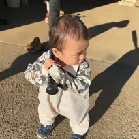 誰にも教わっていないはずなのに…1歳3ヵ月で初めてバットを握った瞬間の"構え"がプロ級「前世は野球人かな？」「スイッチヒッターですね」