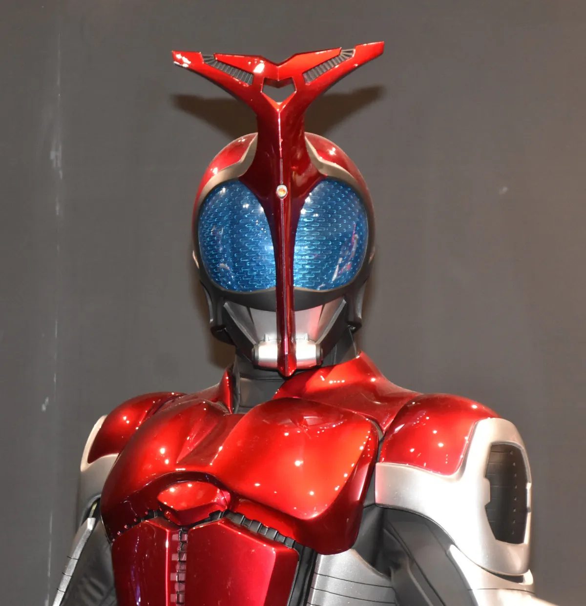 『仮面ライダーカブト』20周年　公式Xで記念のロゴを公開　クロックアップしたカブトもちらりと登場