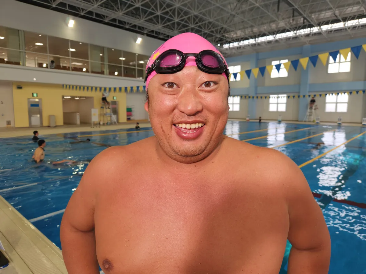 ロバート秋山、体重約10キロ増→市民プールで泳ぐ　スイムウェアの“マダムたち”と共演