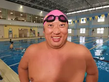 ロバート秋山、体重約10キロ増→市民プールで泳ぐ　スイムウェアの“マダムたち”と共演