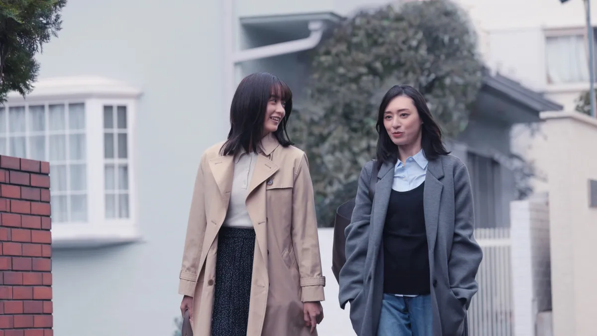 山本美月×栗山千明、バックハグ＆手の甲へキス　『おとなになっても』地上波初放送に原作者からメッセージ