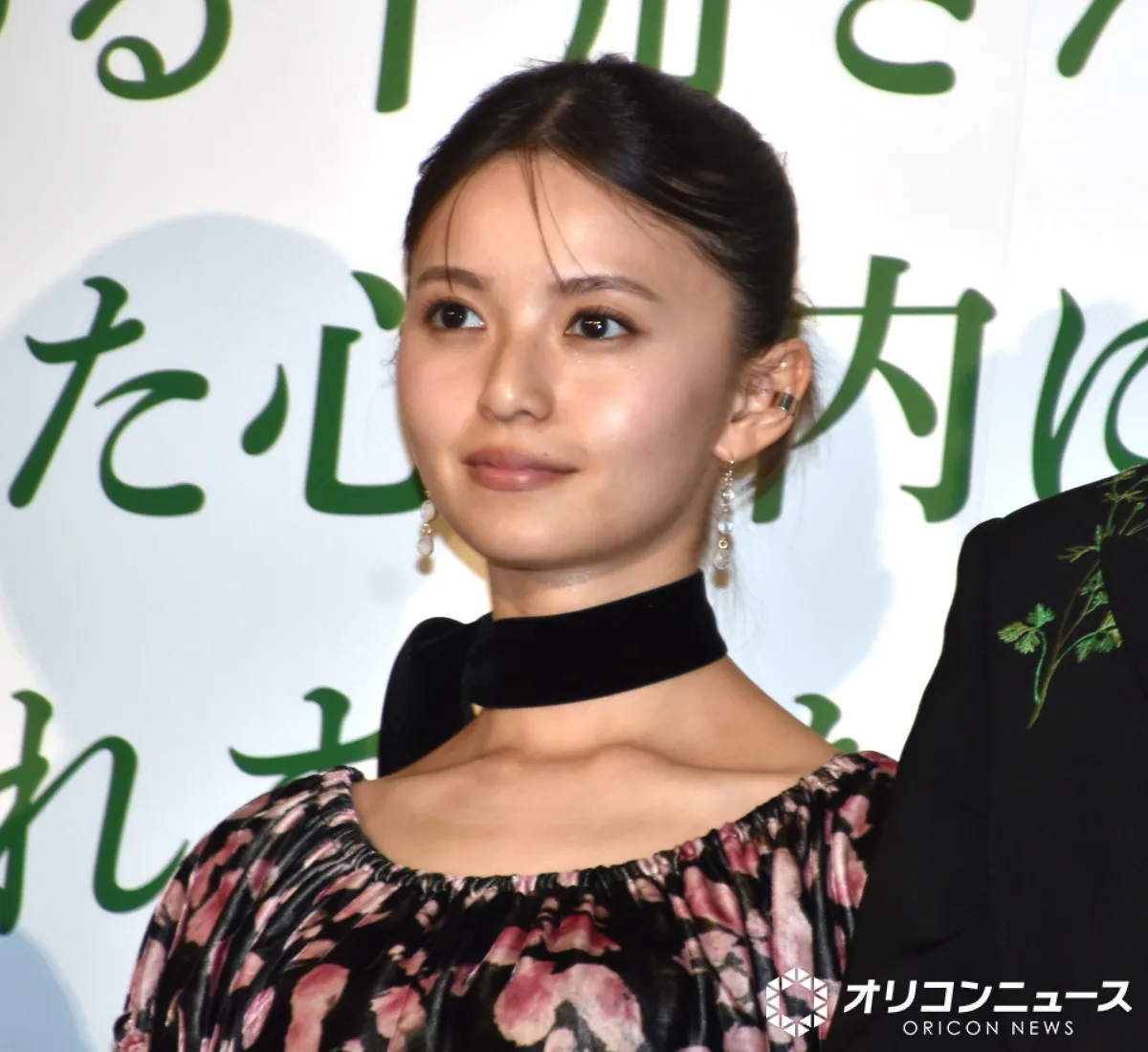 齋藤飛鳥、華やかなパンツスタイルで登場　アニメーション映画に「圧倒される」