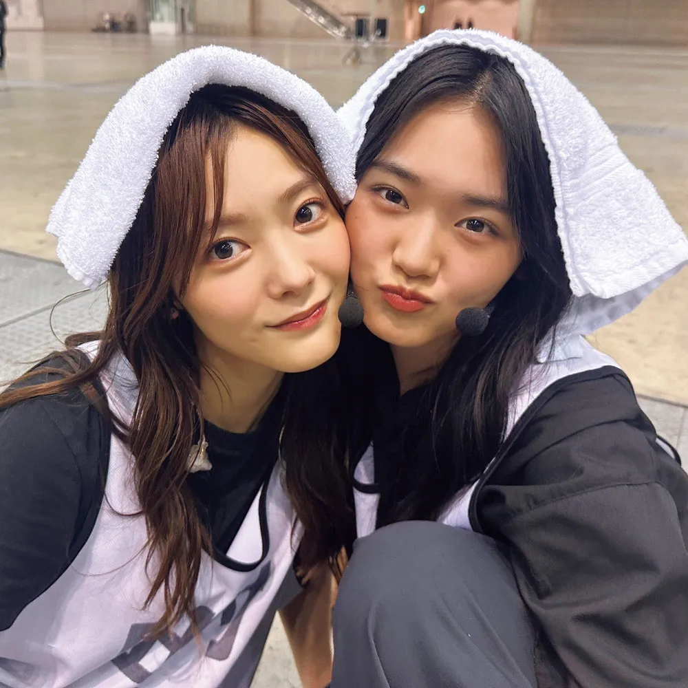 櫻坂46田村保乃＆山崎天、7歳差”大阪姉妹”の密着ショット公開　『櫻撮』先行カット