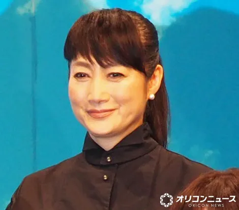 余貴美子、“娘”と2ショット「中々見られない素敵な笑顔」　ドラマ『夫に間違いありません』で共演